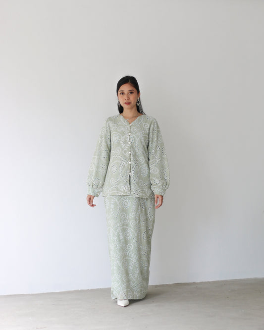 Bunga Eyelet Kurung